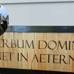 Geslo reformacije: Verbum Domini Manet in Aeternum (Riječ Gospodnja ostaje dovijeka (1. Petrova 1,24...