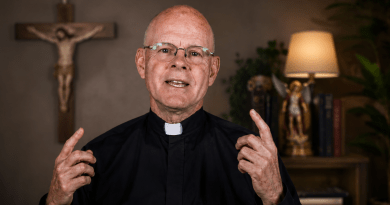 Poznati egzorcist razriješen službe nakon kontroverznih izjava o NLO-ima i demonima