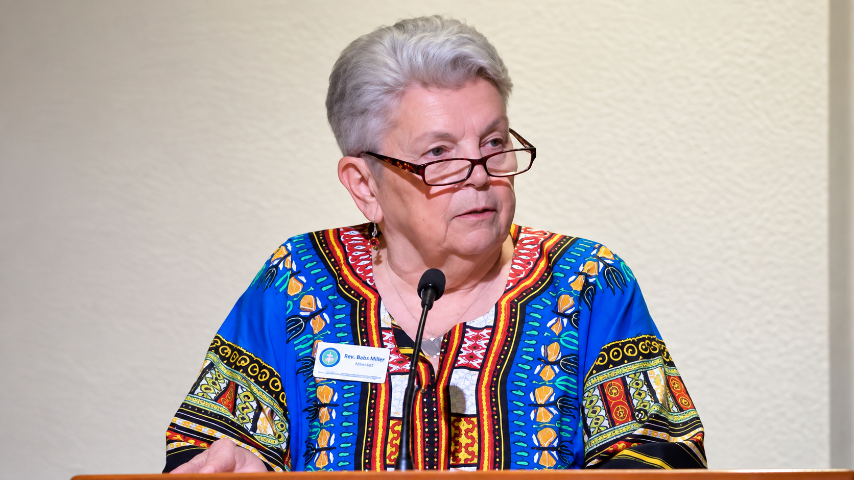 Nebinarna lezbijska pastorica odbacuje Evanđelje i naziva Boga „osvetoljubivim“